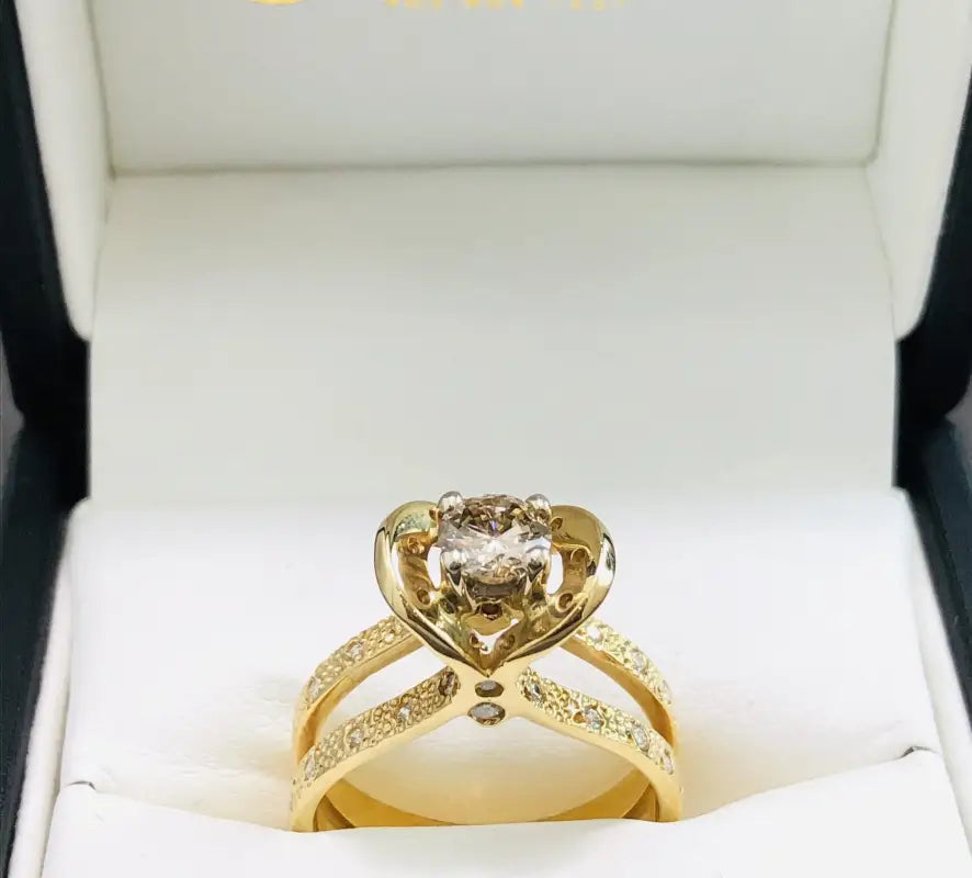 Diamond Engagement Ring in 18k Yellow Gold (Unique Style)