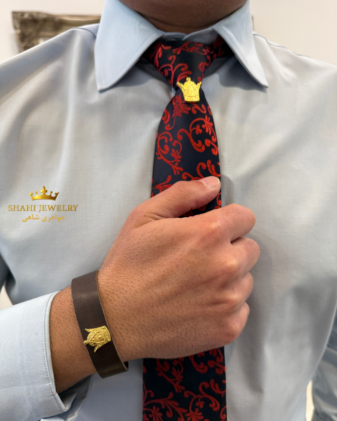 Leather bracelet with a 18k gold crown  